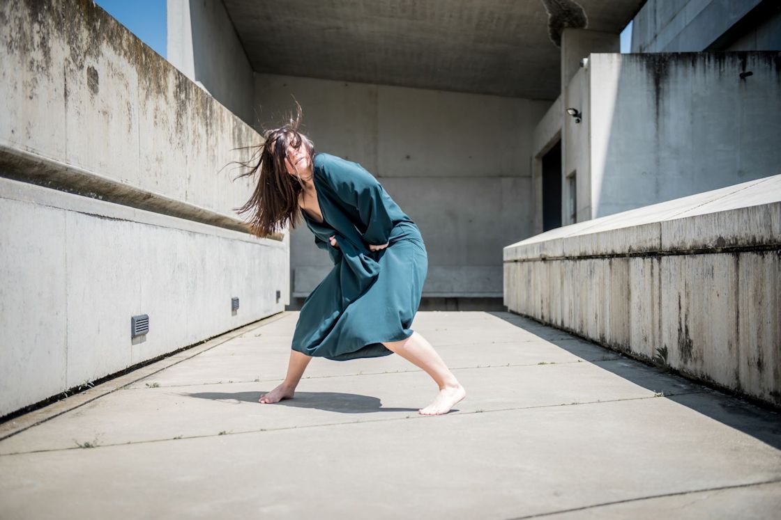Photo danse contemporaine Caroline Guttierez Site le Corbusier Firminy