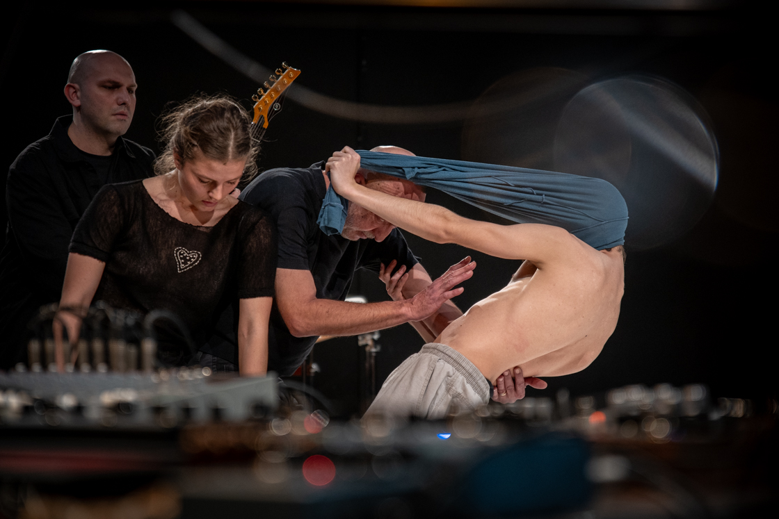Photographie de danse contemporaine à l’espace Pasolini de Valenciennes pour les écoutes sonores en 2026