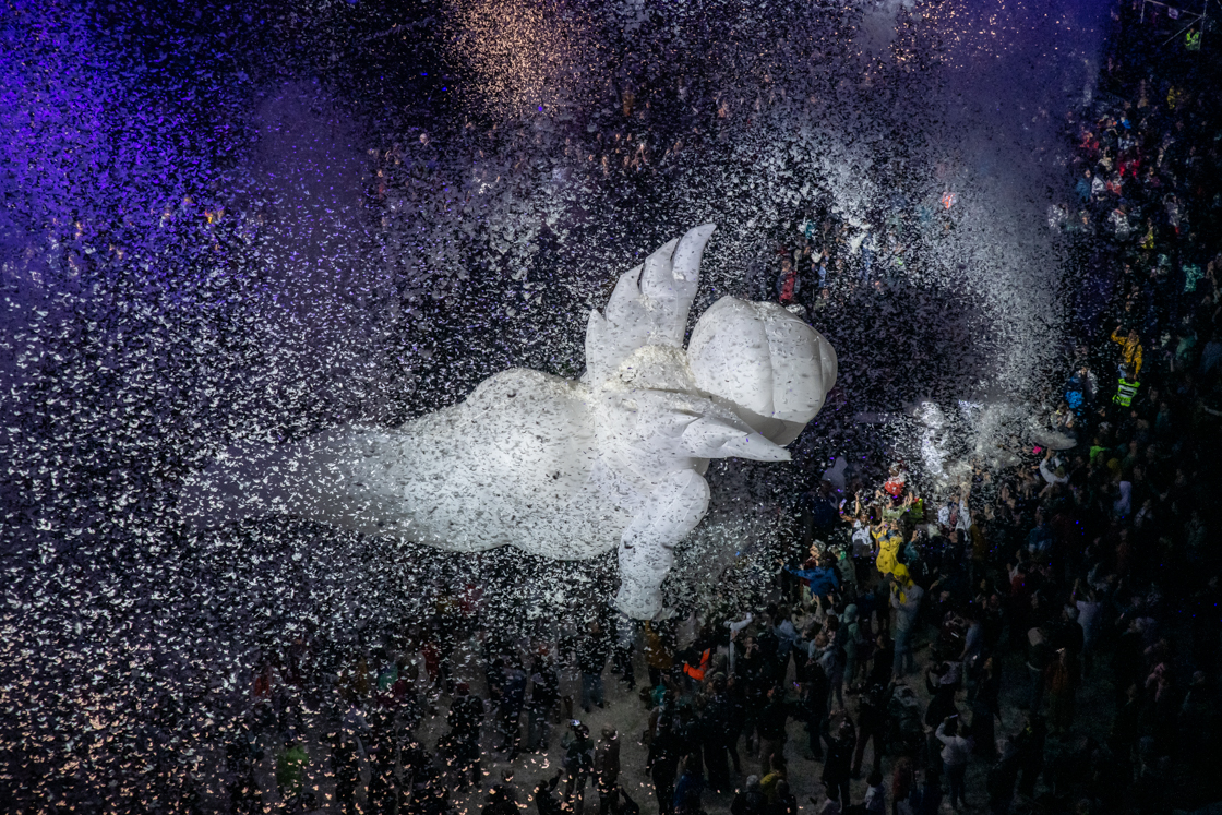 Photo arts de la rue compagnie gratte ciel Place des Anges festival les invites villeurbanne 2024