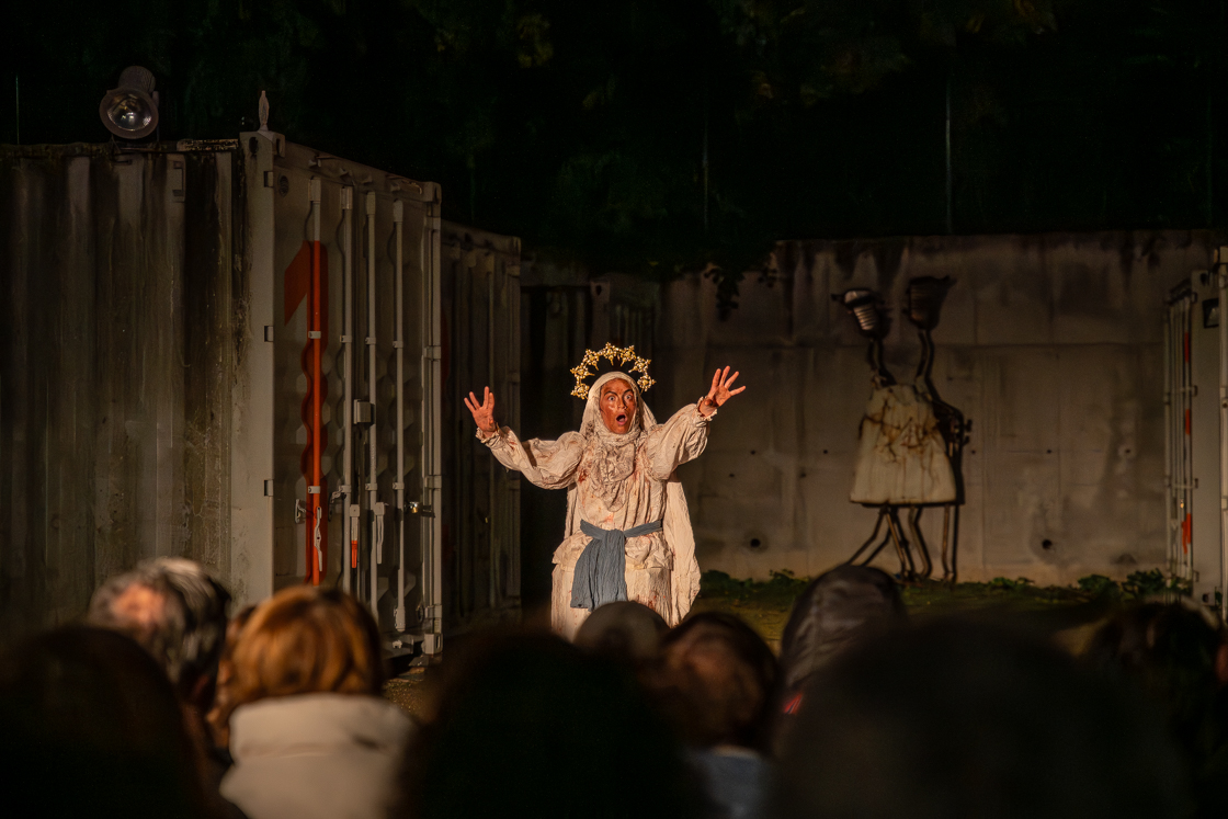 Photo spectacle la madone des égouts laure rossi compagnie rouge esope ateliers frappaz villeurbanne